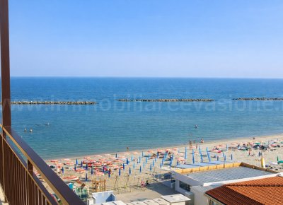 Meraviglioso attico fronte spiaggia con ampio terrazzo vista mare in vendita al lido di pomposa
