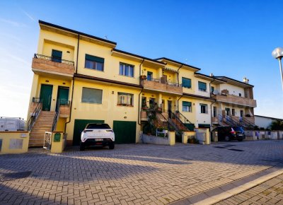 Appartamento indipendente in vendita a lagosanto con garage, cantina e due corti esclusive