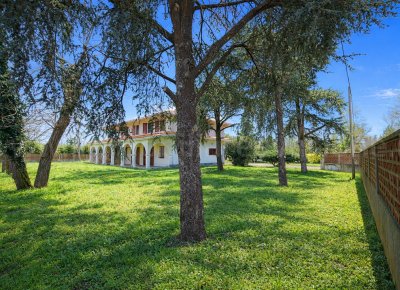 Villa signorile in vendita a san giuseppe di comacchio con parco privato di 3000 mq, dependence e garage