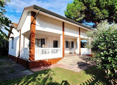 Villetta indipendente al piano terra con ampio portico e posto auto in vendita al lido di pomposa