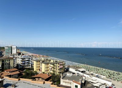 Direttamente sul lungomare servito del lido di pomposa si vende alloggio trilocale vista mare