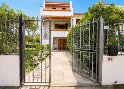 Vendita villa di testa con giardino e terrazzo al lido delle nazioni – vicina al mare
