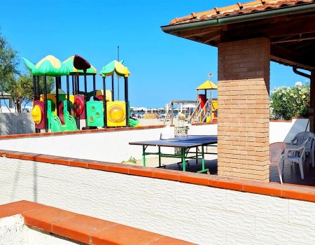 Vendesi al lido di pomposa prestigiosa villa con accesso diretto alla spiaggia e quattro camere da letto