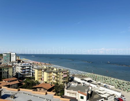 Direttamente sul lungomare servito del lido di pomposa si vende alloggio trilocale vista mare